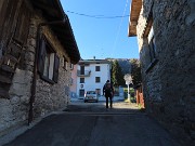 23 Siamo alla segnaletica dei sentieri per il Monte Gioco